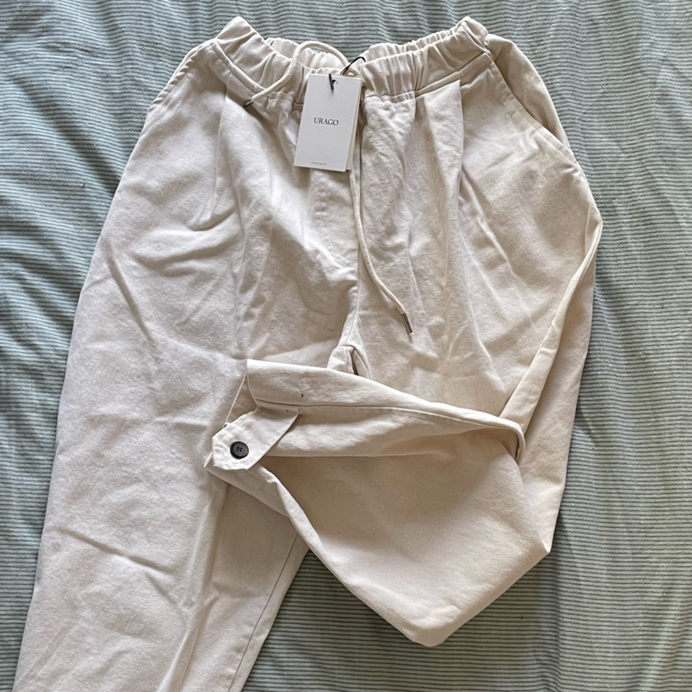 Women’s canvas barrel leg pants.
